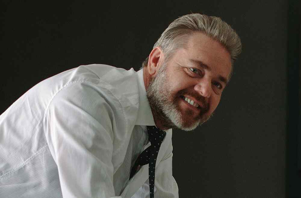 https://yourshowerdooraz.com/wp-content/uploads/2019/10/our_team_01.jpg